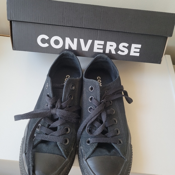 Black converse - Picture 2 of 2